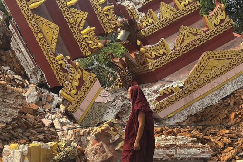 මැන්ඩලේ විහාරයක ගොඩනැඟිල්ලක් කඩා වැටී හිමිවරු 200 නමක් අපවත් වෙති