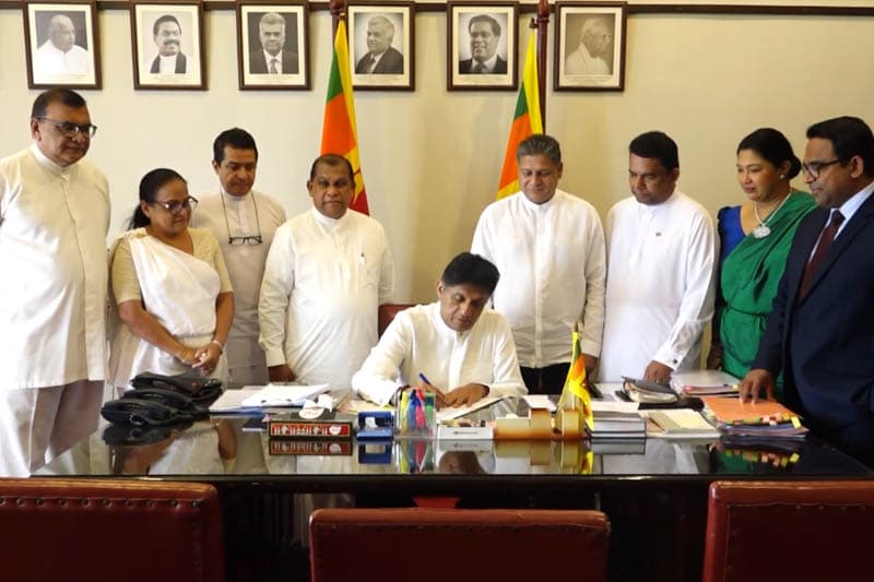 අධ්‍යාපන අමාත්‍යවරියට එරෙහි විශ්වාසභංගයට අත්සන් කරයි