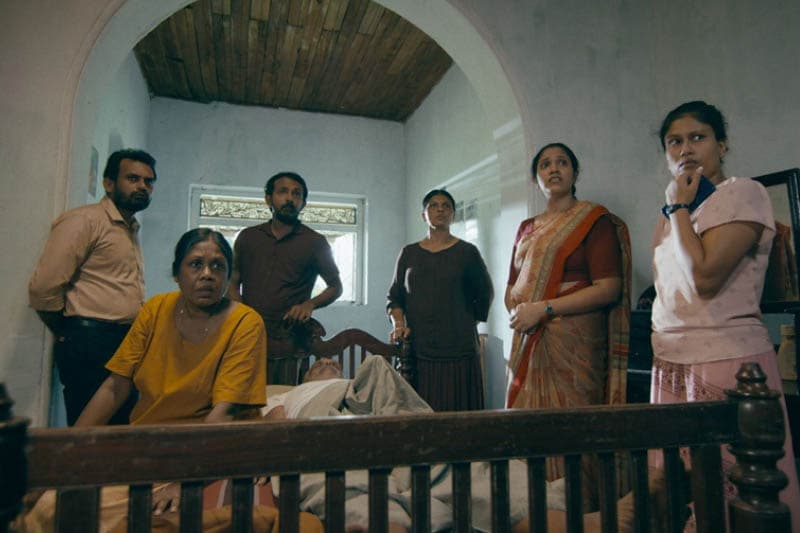 නෙළුම් කුළුණ චිත්‍රපටයේ පුටුවේ වාඩි වී මිය ගිය පියා; රංජිත් පනාගොඩ | අනුර හොරේෂස්