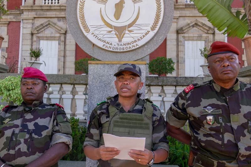 මැඩගස්කරයට හමුදා පාලනයක්; අප්‍රිකානු සංගමයෙන් ද නෙරපා හැරේ !