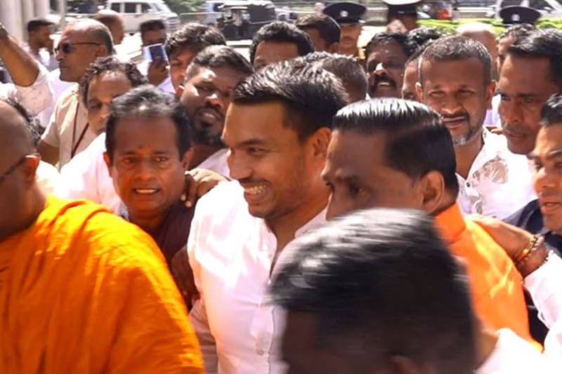 නාමල් එළියට