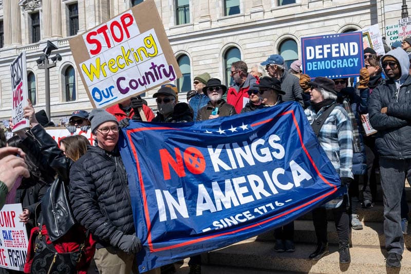 සම්මුති විසම්මුති : 'No Kings Day'- 'රජුන් නැති දිනය'. ට්‍රම්ප් ඒකාධිපතිත්වයට විරුද්ධ ජන නැගිටීම සහ අප | සුනන්ද දේශප්‍රිය