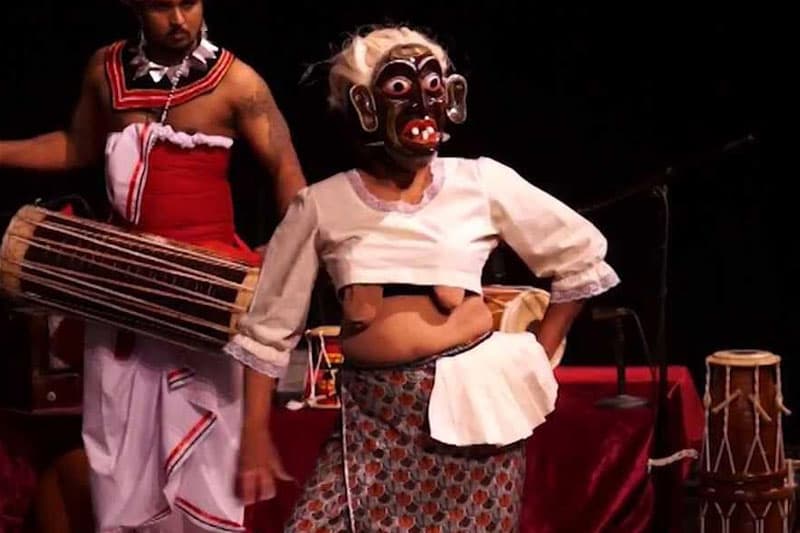 වයසට ගියත් තානායම් පොළේ ඔමරි පාන නොංචි අක්කා | තිලක් සේනාසිංහ