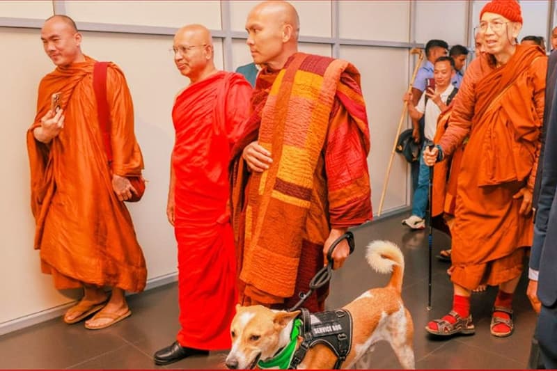 සාම පාගමන නිමා කරමින් භික්ෂූන් වහන්සේලා ප්‍රමුඛ පිරිස දිවයිනෙන් පිටව යති
