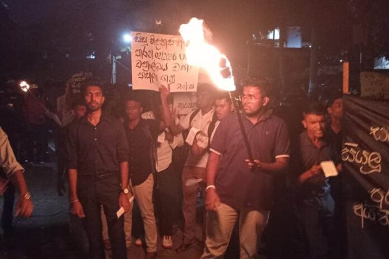 පේරාදෙණි සරසවි සිසු සිසුවියන් කළු ටී ෂර්ට් පැළඳ පන්දම් උද්ඝෝෂණයක!
