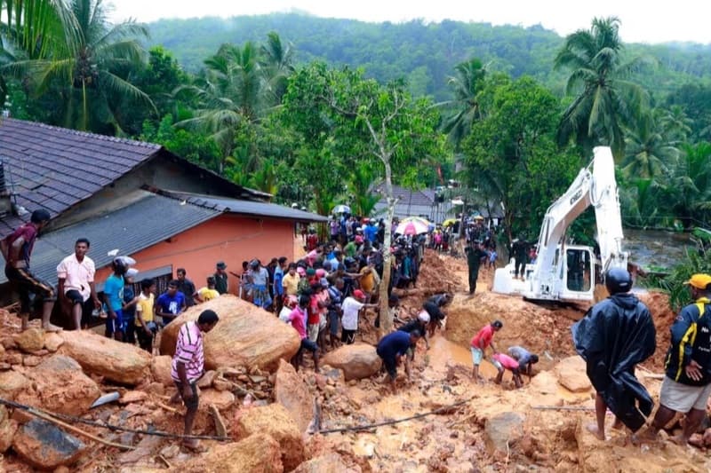 කැඩුණු මාර්ග පාලම් බලන්න එන්න එපා ! - පොලිසියෙන් ඉල්ලීමක්