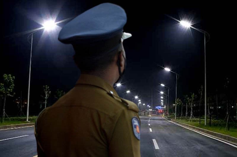 පොලිසියට අලුත් ඩියුටියක් ! - වීදි ලාම්පු ගණනය කිරීමට නියෝගදෙයි