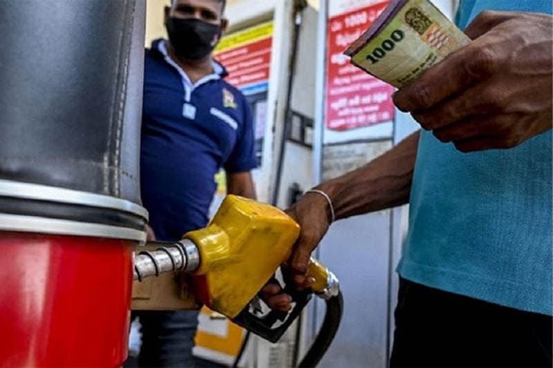 පරණ තොග තියෙද්දී රජය තෙල් මිල වැඩි කිරීමේ දේශපාලන පණිවිඩය