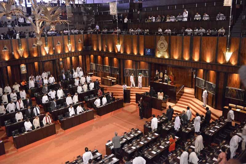 ආණ්ඩුව විපක්ෂයේ විවාද යෝජනාව විසිකරයි.!