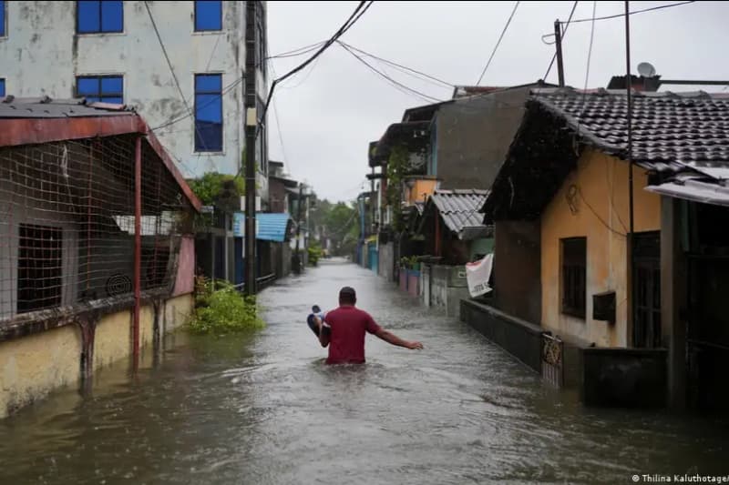 ගංවතුරේ දේශපාලනය ; සමාජ මාධ්‍ය යනු 'වේශ නිරූපණයකි' - Samabima Party