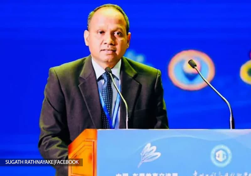අධ්‍යාපනයේ මහිමයෙන් ලෝකය ජය ගත් හේනේ පැලක පාඩම් කළ ශ්‍රී ලාංකිකයා