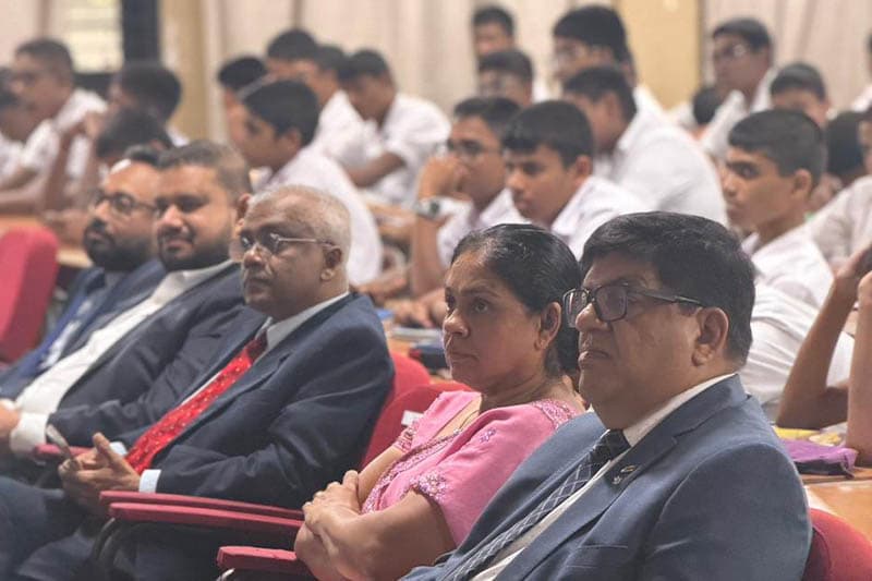 ජිනීවා නුවර එක්සත් ජාතීන්ගේ AI සමුළුව කැළඹූ ලංකාවේ නාලන්දා සිසුන්ගේ ලෝක වාර්තාව!