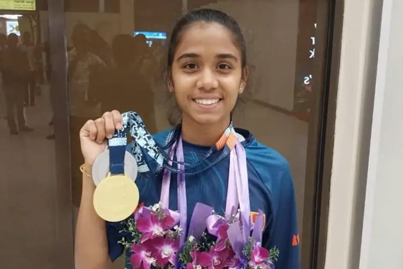'ශ්‍රී ලංකාව රනින් සැරසු පොඩි තරුෂි'