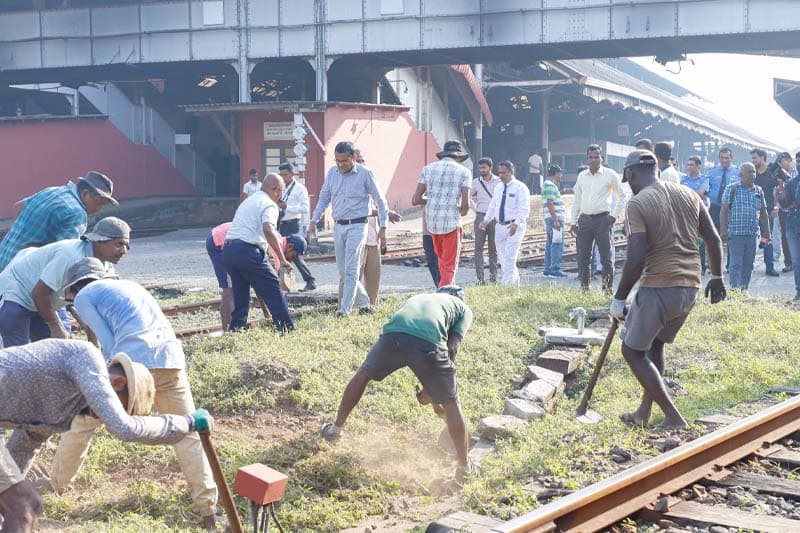 දුම්රිය ස්ථාන 100ක් 'ක්ලීන්' කරන්න යයි 