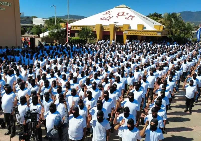 අඹු සැමි පාලනයට නතුවූ නිකරගුවාවේ ස්වේච්ඡා පොලිස් කෝළම