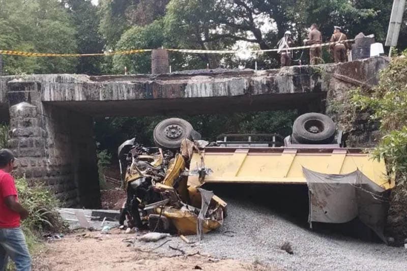 බස් - ටිපර් රථ අනතුරක්: ටිපර් රථය බටුඔය පාලමෙන් පහළට