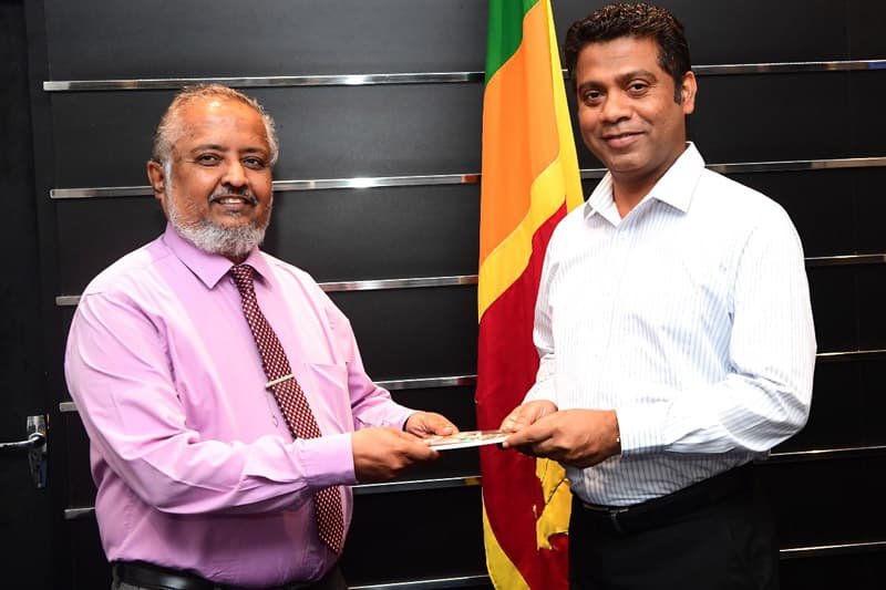 ලක්ෂ්මේන්ද්‍ර ගේ 'තුන්සක දඩය' කාව්‍ය සංග්‍රහය අමාත්‍ය නලින්ද වෙත පිළිගන්වයි