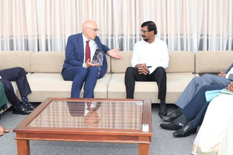 එක්සත් ජාතීන්ගේ මානව හිමිකම් කොමිසමේ මහකොමසාරිස් සහ මාලිමාවේ නායකයින් අතර හමුවක්