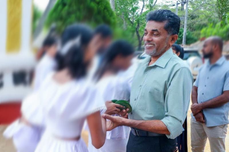නියෝජ්‍ය ඇමතිගේ ඡායාරූප පෙළක් සමාජ මාධ්‍ය කළඹයි: ළමා ආරක්ෂාව සහ දේශපාලන සදාචාරය ගැන සංවාදයක්