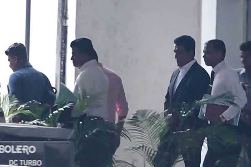 ජොන්ස්ටන් සමග ඔහුගේ බාල පුතාත් රිමාන්ඩ්