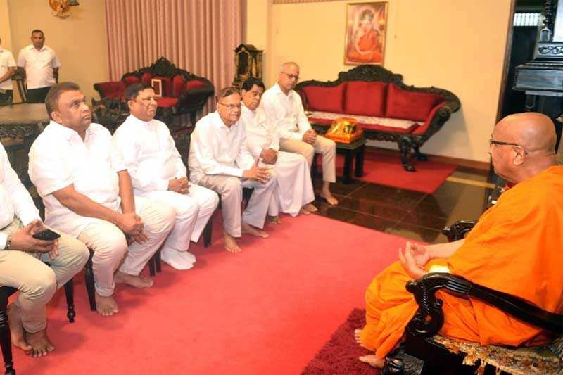 ඩොලර් හිඟය, බදු බර සහ අධිකරණයේ ස්වාධීනත්වය අනතුරේ: 'ජනතාවාදී ඒකාබද්ධ විපක්ෂය' මහානායක හිමි ඉදිරියේ රටේ බරපතළ කඩාවැටීම කියයි!