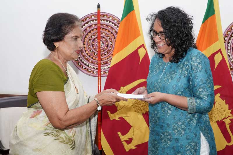 හිටපු ජනාධිපතිනි චන්ද්‍රිකා කුමාරතුංග ගෙන් ආදර්ශයක්