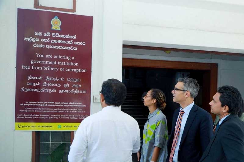 IMF නිලධාරීන් පිනාගිය ඇමති සුනිල් හඳුන්නෙත්ති ගේ කාර්යාලය ඉදිරිපිට බැනරය !