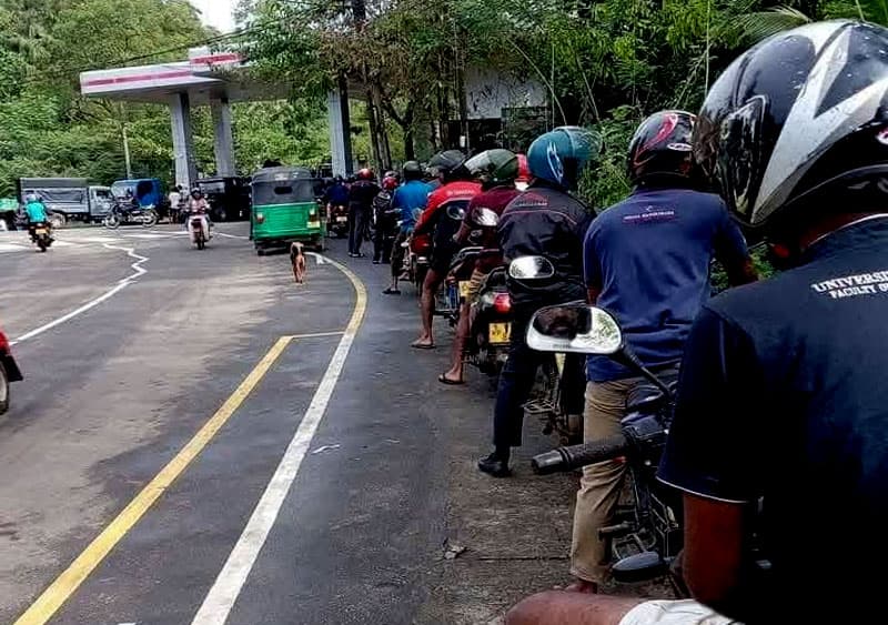 තෙල් පෝලිම් ඇතිවන්නේ කෙසේද? | අජිත් පැරකුම් ජයසිංහ