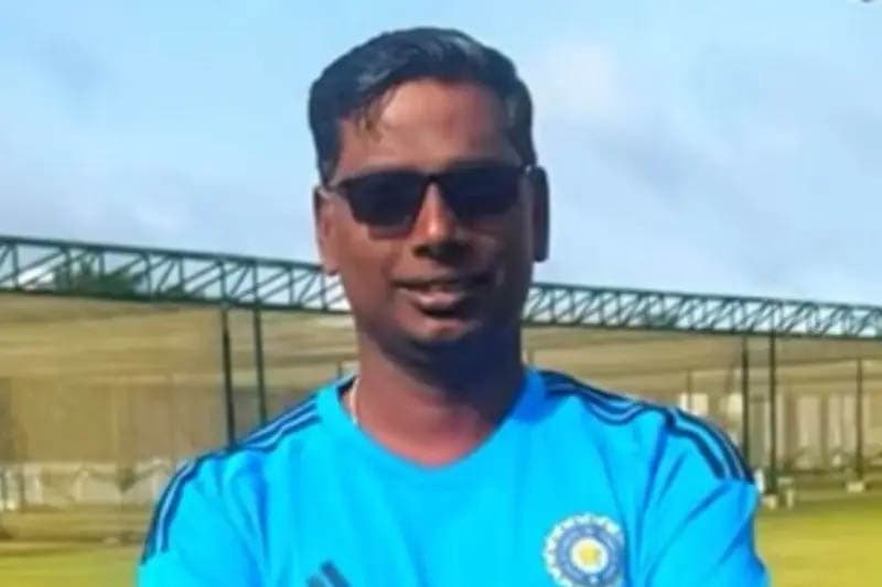 ඉන්දියාවේ ක්‍රිකට් පුහුණුකරුවෙකුට ඔළුව පැලෙන්න පහර දී ක්‍රීඩකයයෝ තිදෙනෙක් පළා යති