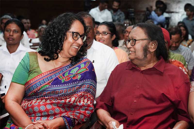 වික්ටර් රත්නායකයන් ‘ආදරයේ උල්පත වූ අම්මා’ ගීතය ගයද්දී අගමැතිනිය සංවේදී වෙයි !