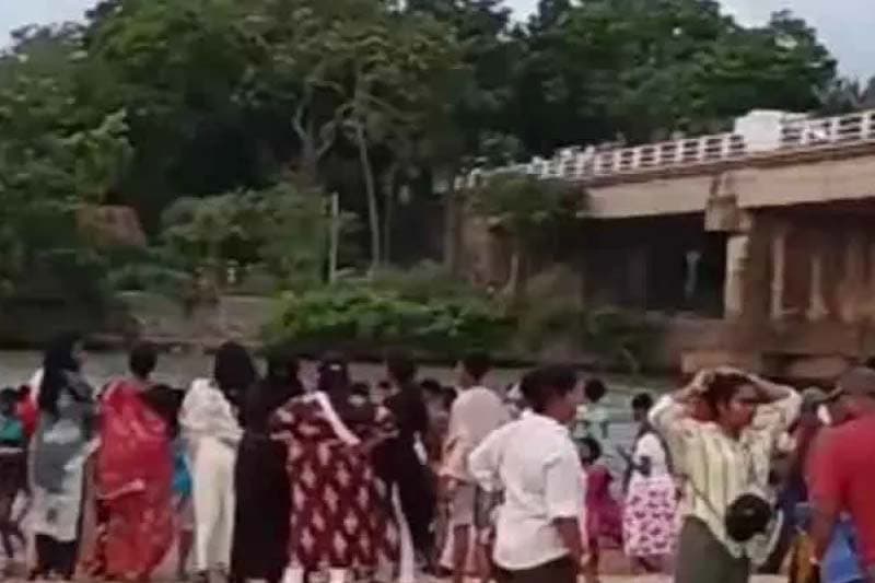 'අප්පට පුතේ' කතාව මැකුණත් දැදුරු ඔයේ ජල රකුසා තවමත්