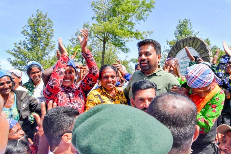 ජනපති වතු කම්කරුවන් අතරට යයි