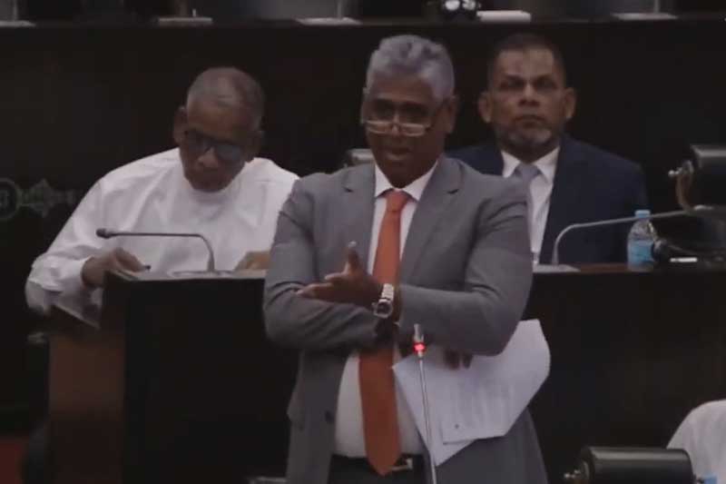 'හදිසි නීති රෙගුලාසි නීති විරෝධී බවට ශ්‍රේෂ්ඨාධිකරණ තීන්දුවක් තිබෙනවා' - ෆයිසර් මස්තෆා