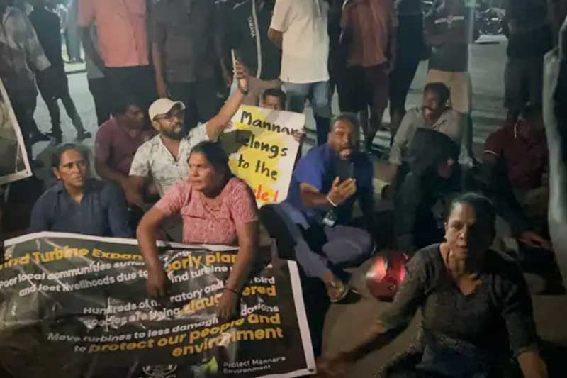 සුළං බලාගාර ටර්බයින් රැගෙනඑද්දී මන්නාරම උණුසුම් වේ