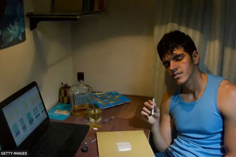 පාසල් යන ඔබේ දරුවාත් මතට ලොල් වෙලා ද?