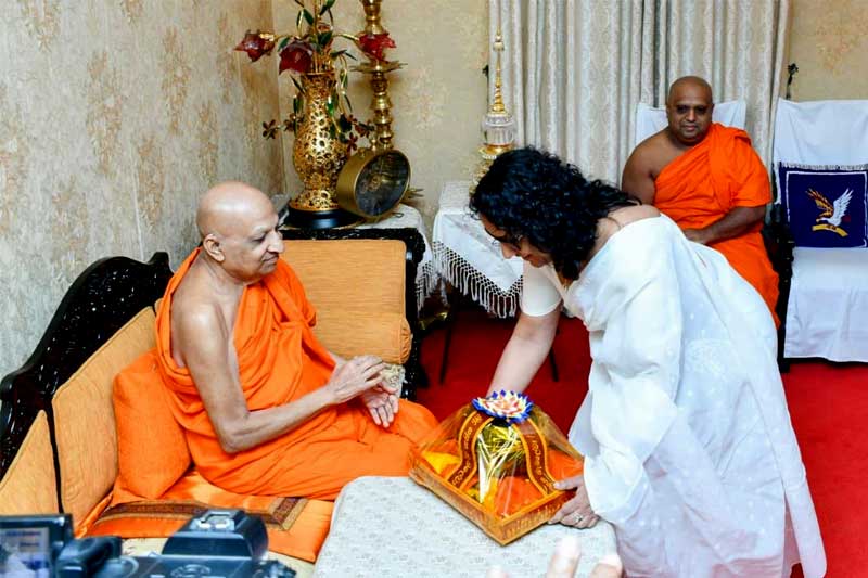 'හයේ ඉංග්‍රීසි පොතේ වැරැද්ද ගැන විමර්ශනයක් කරනවා' - අගමැතිනිය