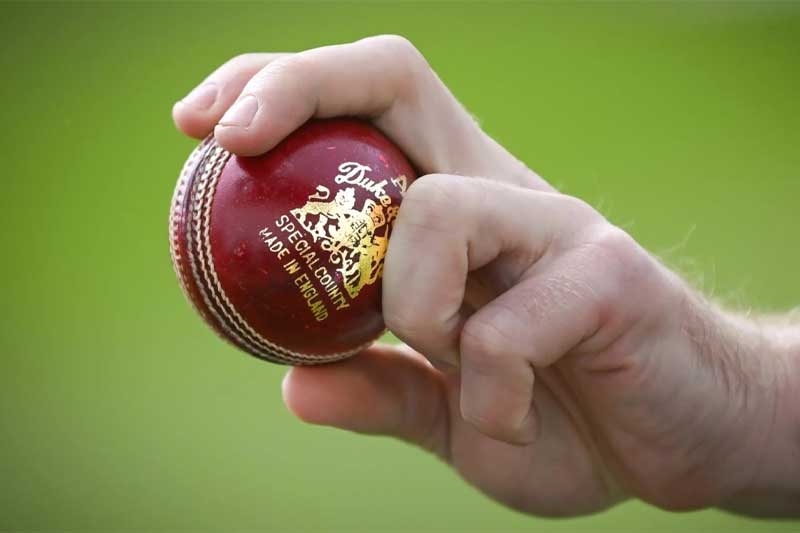 ඩියුක්ස් පන්දු හිඟයක්: මැද පෙරදිග යුද්ධය නිසා එංගලන්ත ප්‍රාන්ත ක්‍රිකට් ක්‍රීඩාවට අනපේක්ෂිත බාධාවක්