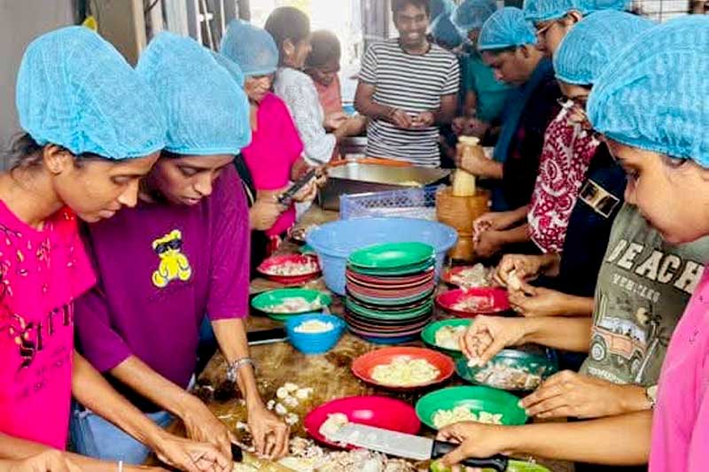 කුණාටු පරදන ජන පවුර: විජේරාමේ 'Community kitchen '
