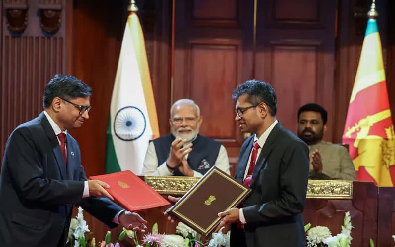 තොරතුරු කොමිසමේ පුප්පාඩු පිරවීම ජනපති මේසය උඩ පුස්කවන ආණ්ඩුව, ඉන්දු-ලංකා අවබෝධතා ගිවිසුම් දැන ගැනීමට තොරතුරු කොමිසමට යන්නැයි කියයි!