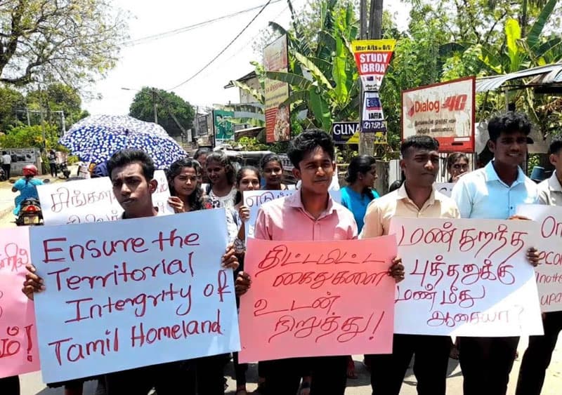 සංහිඳියාවාදී ලෙස පෙනී ඉඳිමින් ආණ්ඩුව ‘සිංහල බෞද්ධකරණයේ’