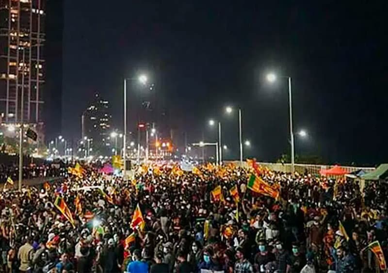 ව්‍යුහයෝ වීදියේ නොඇවිදිති : (ගෝල්ෆේස් මහජන නැගිටීමට වසරක් පිරීම වෙනුවෙන් -leftwin)