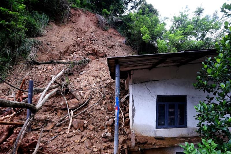 මහනුවර සහ නුවරඑළිය දිස්ත්‍රික්කවල ප්‍රාදේශීය ලේකම් කොට්ඨාස 8කට නායයෑමේ රතු නිවේදන