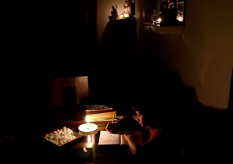 විදුලි අර්බුදය:උසස් පෙළ සිසුන් ප්‍රාණ ඇපයට ගැනීමක්ද?