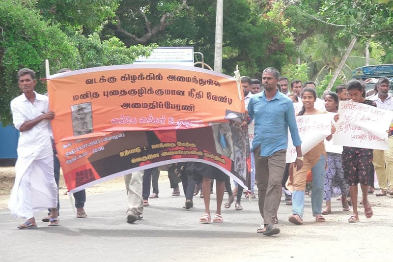 'මේක රටක්ද, නැතිනම් කනත්තක්ද?' මන්නාරමේ පෙළපාලි