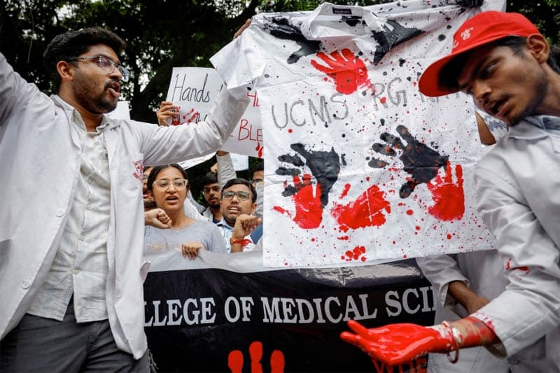 අධිකරණ තීන්දුවට නොසතුටෙන් බෙංගාල වෛද්‍යවරු යළි වැඩ වැරුමේ