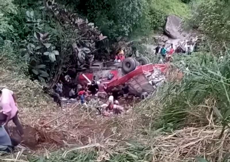 කොත්මලේ බස් අනතුර: 'බස් එක ස්පීඩ් ආවා ටිකක්... ඇවිල්ලා බ්‍රේක් පාර ගහනකොට වම් පැත්තට බස් එක ඇඹරුණා'