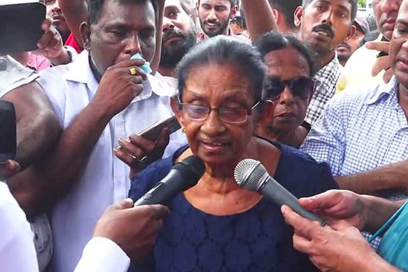 සලේ ජාතික රෝහලේ වෛද්‍ය මණ්ඩලයක් මැද; වයෝවෘද්ධ මවත් කොටුවේ සත්‍යග්‍රහයට පාරට බසී!
