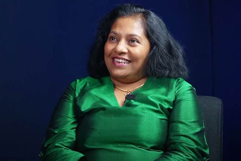 මම කවි ලියන්නෙ මට මගහැරුණ සිහින නැවත අහුලා ගන්න - තුෂාරි මානවඩු (විඩියෝ)