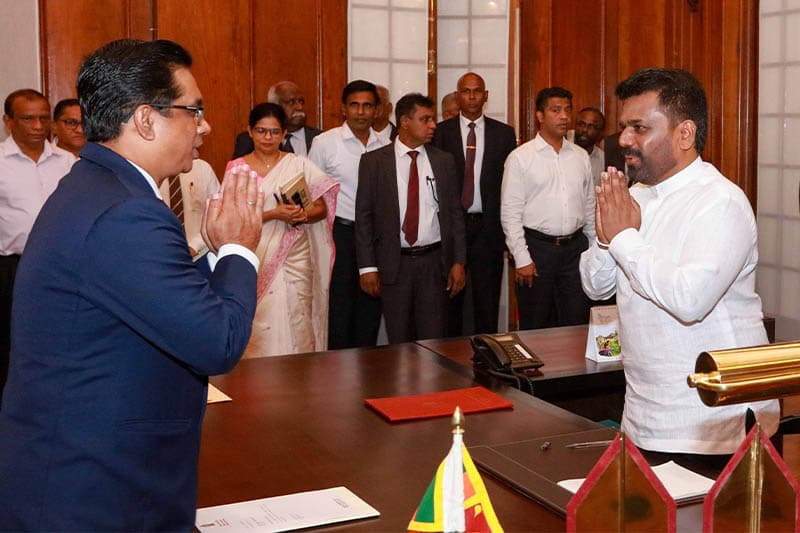 ජනාධිපති ලේකම්වරයා ලෙස කුමානායක පත්කිරීම අවුලක් ද ?