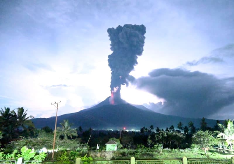 ඉන්දුනීසියාවේ ගිනි කඳු පිපිරීමකින් 10දෙනෙකු මරුට